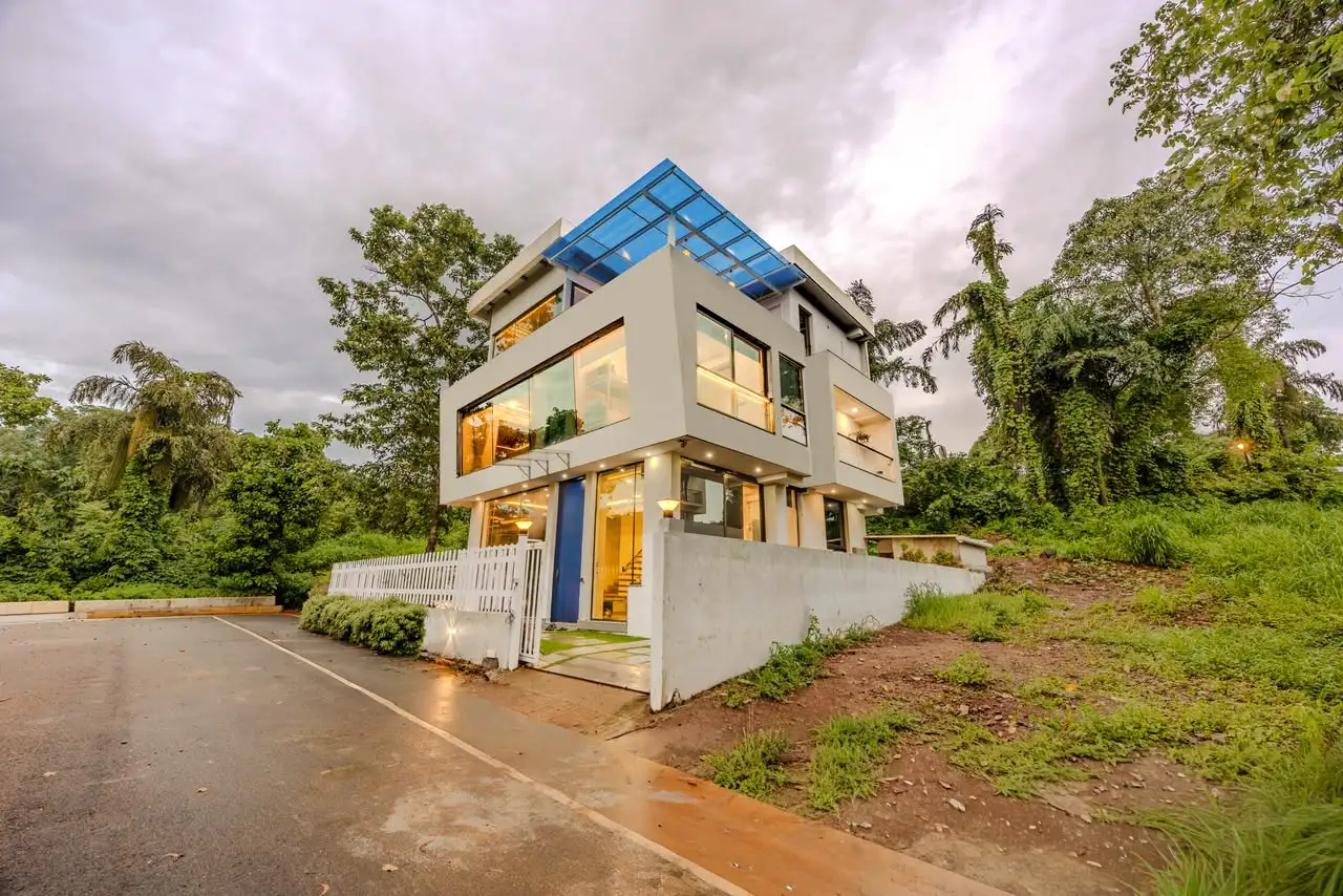 Facade at dusk, Glass Villa