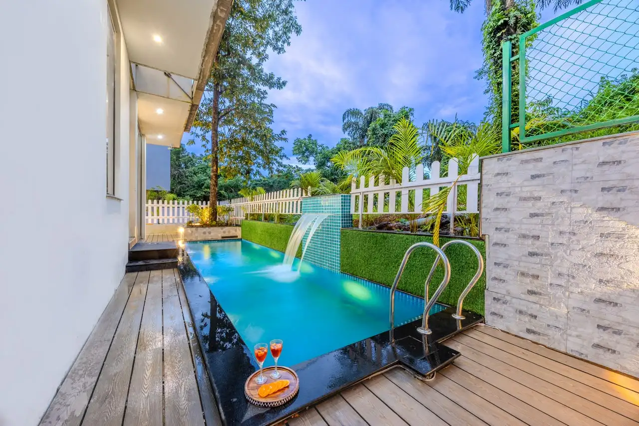 Plunge pool with water feature, Glass Villa