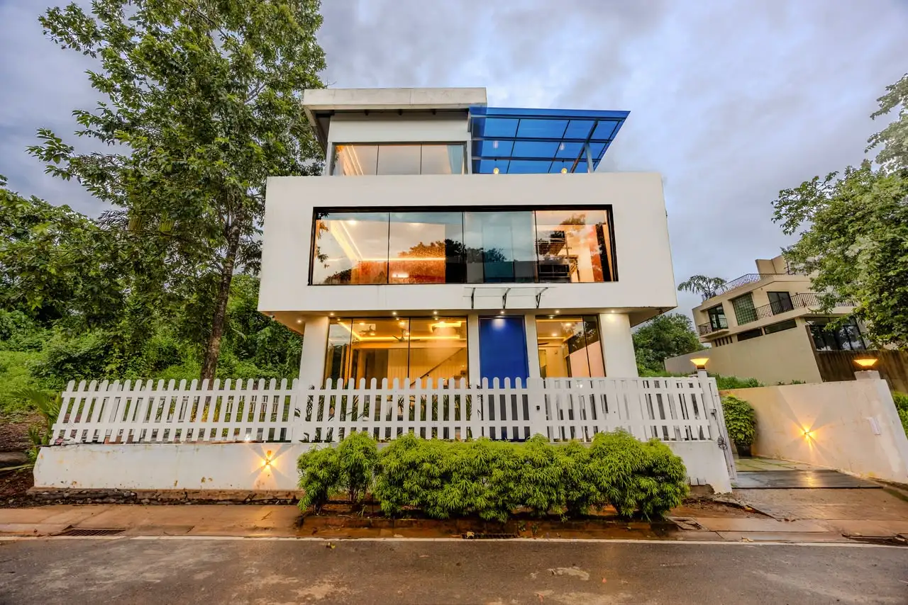 Front facade, Glass Villa