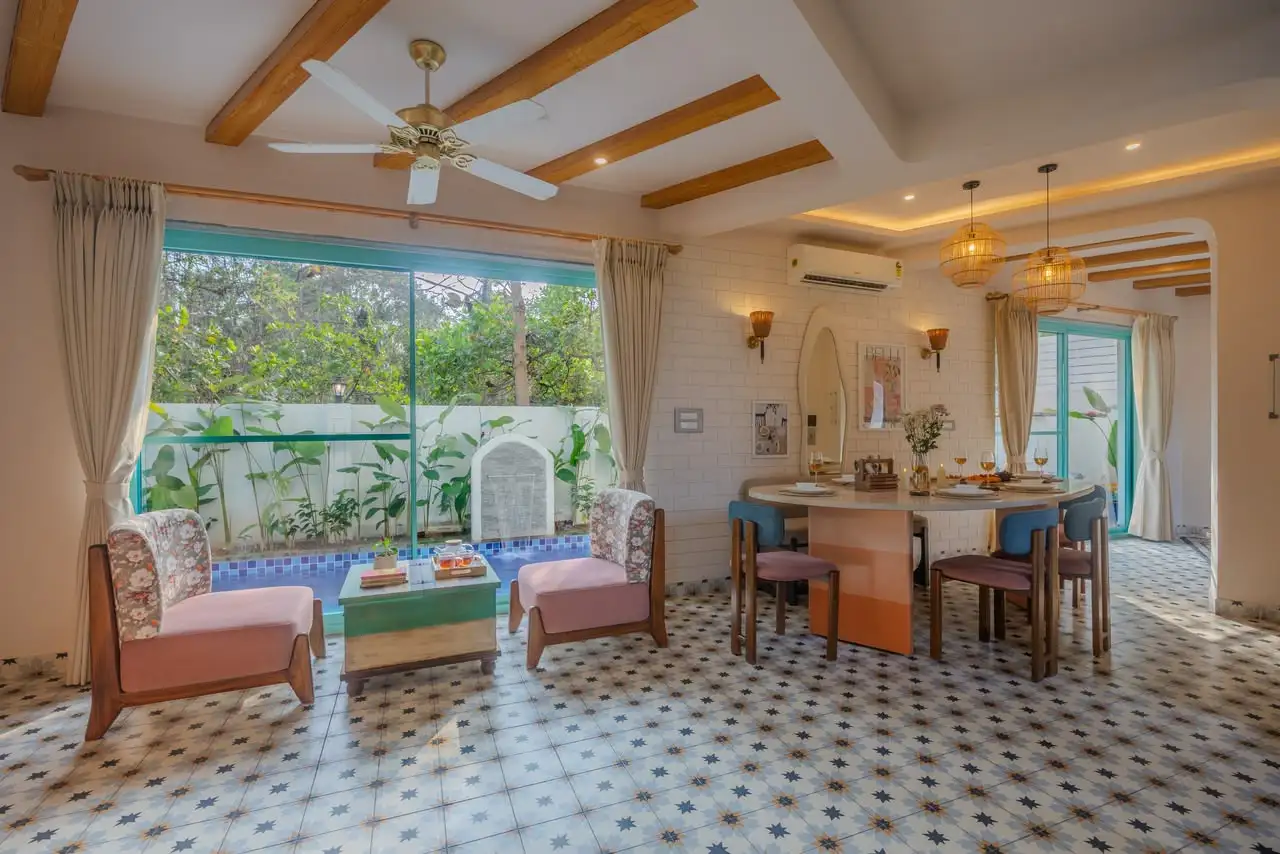 Dining and living room with pool views, Casa De Sai