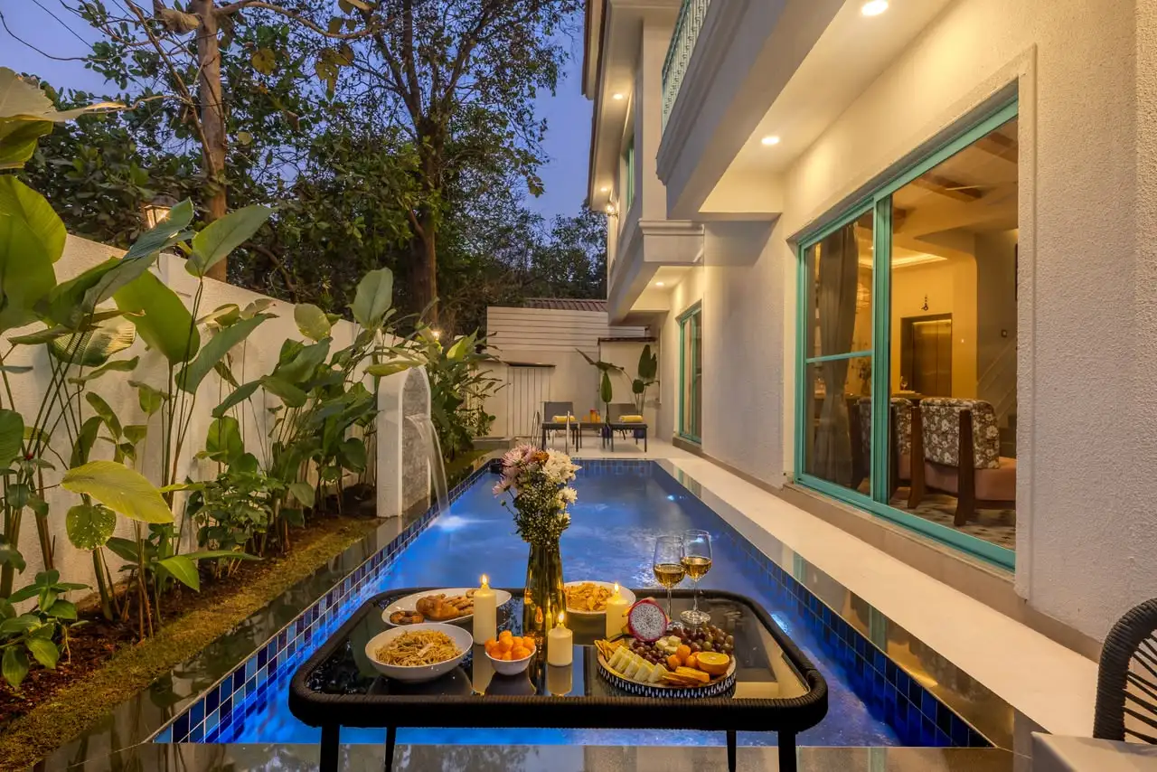 Pool with a breakfast tray, Casa De Sai