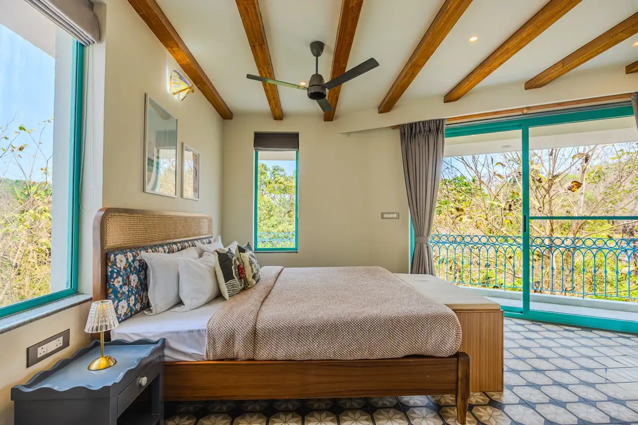 Bedroom with a balcony, Casa De Sai
