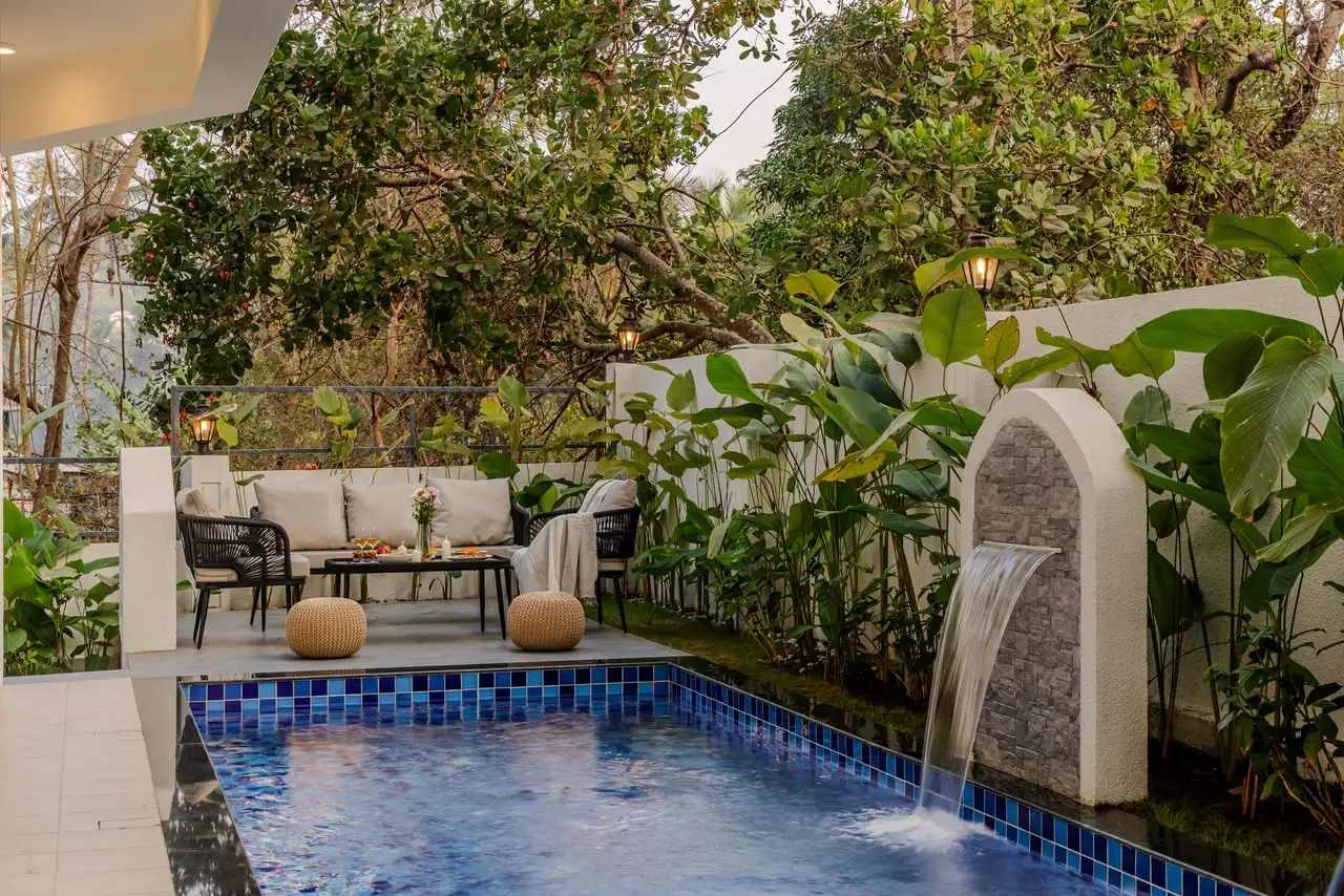 Plunge pool with fountain, Casa De Sai