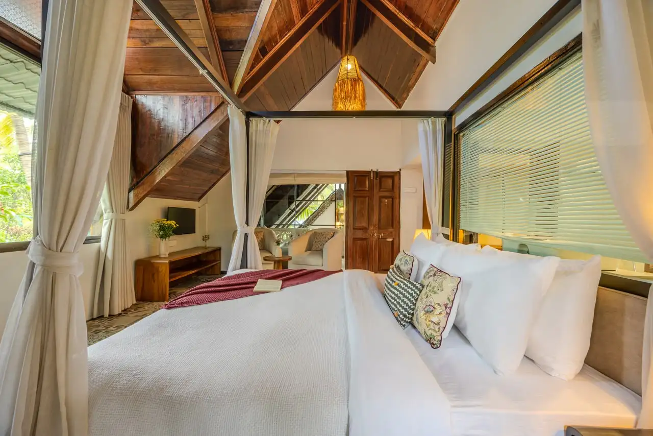 Attic bedroom with a four-poster bed, Cidade Villa