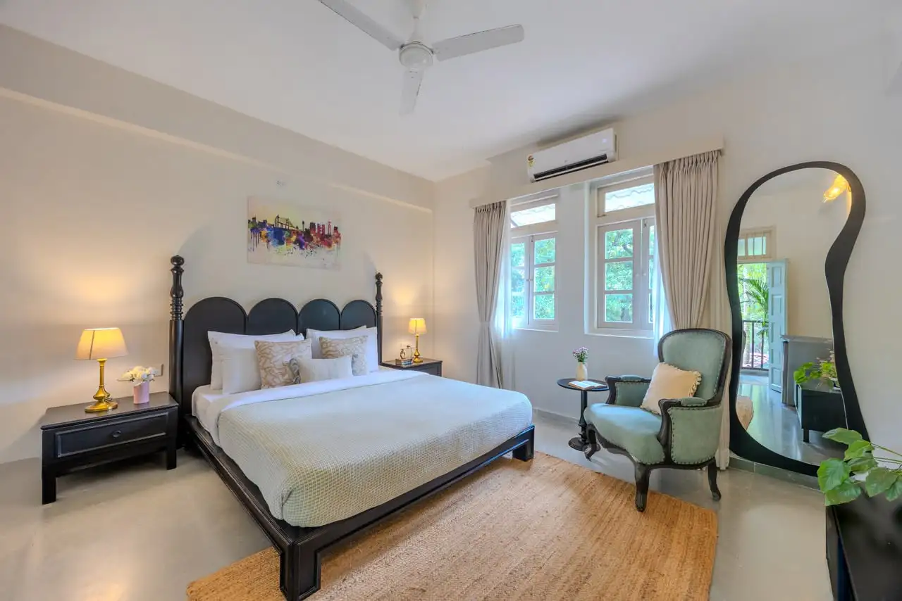 Bedroom with a scalloped headboard, Cidade Villa