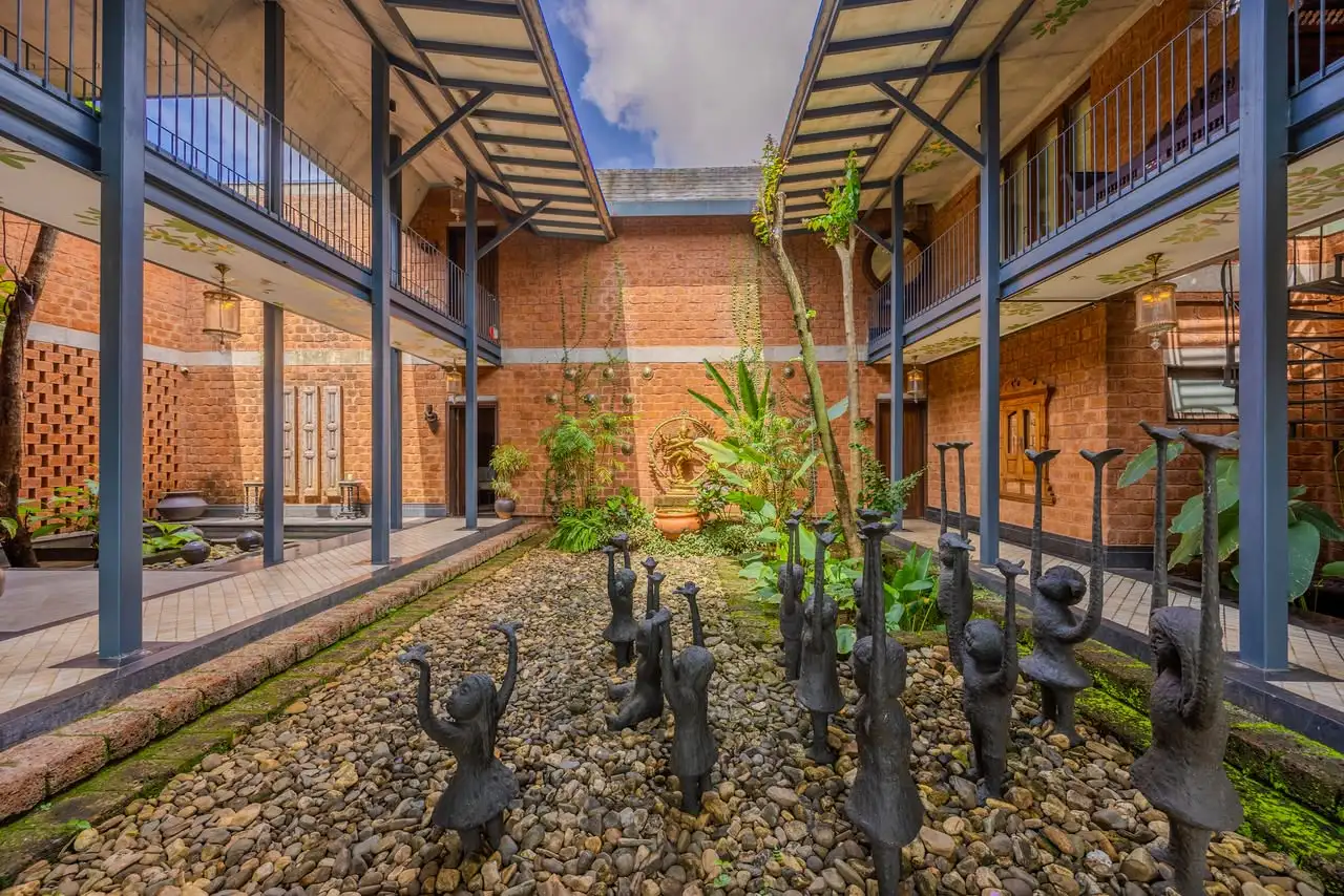 Courtyard with sculptures, El Glass Villa