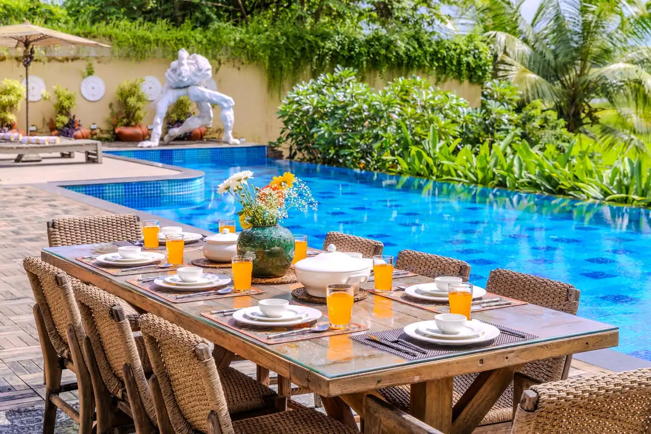 Poolside dining table, El Glass Villa