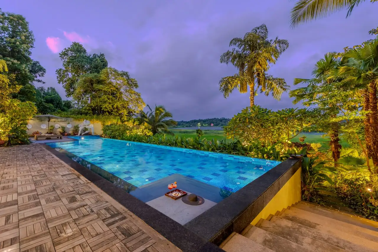 Pool at dusk, El Glass Villa