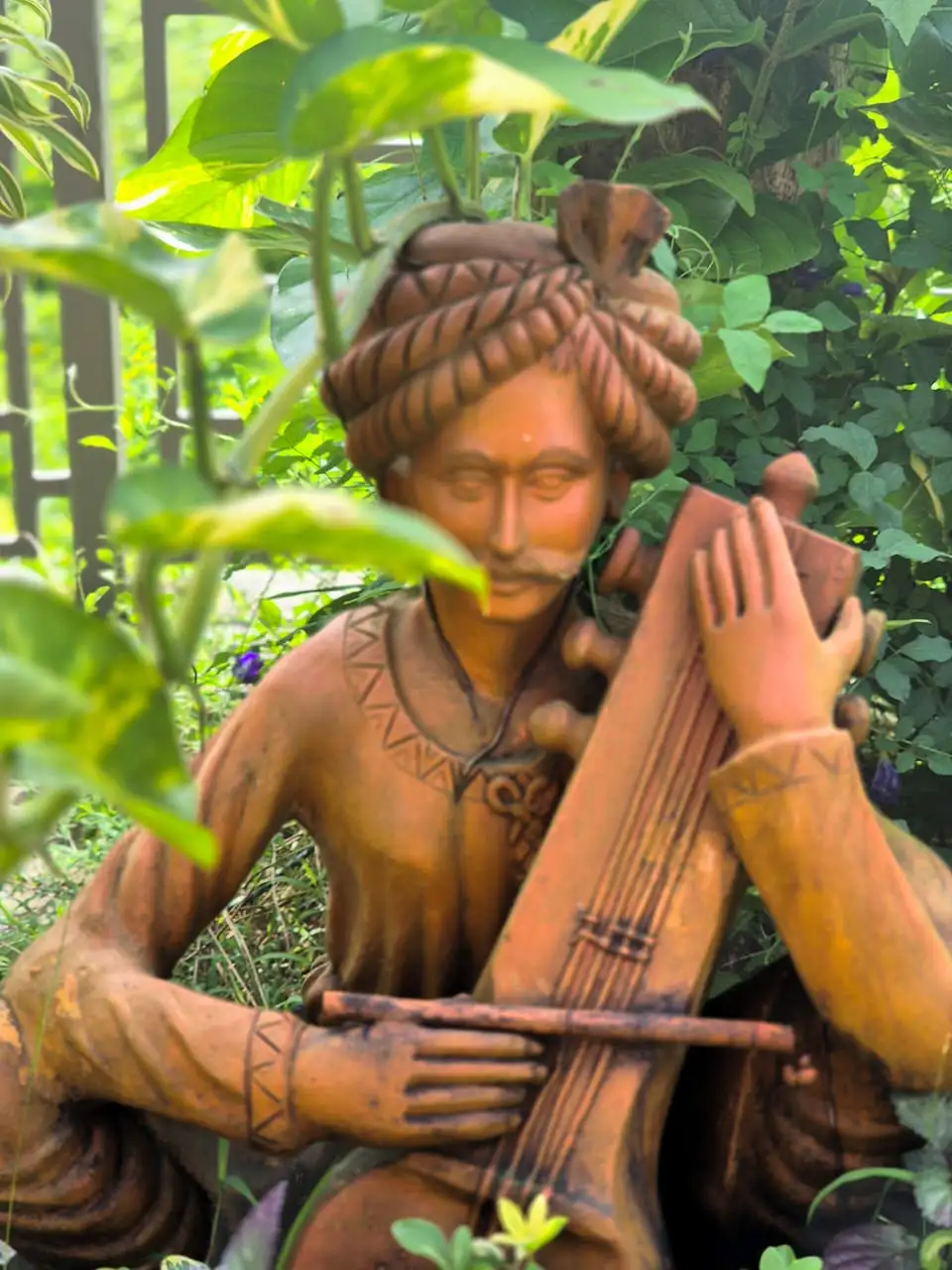 Garden sculpture, El Glass Villa