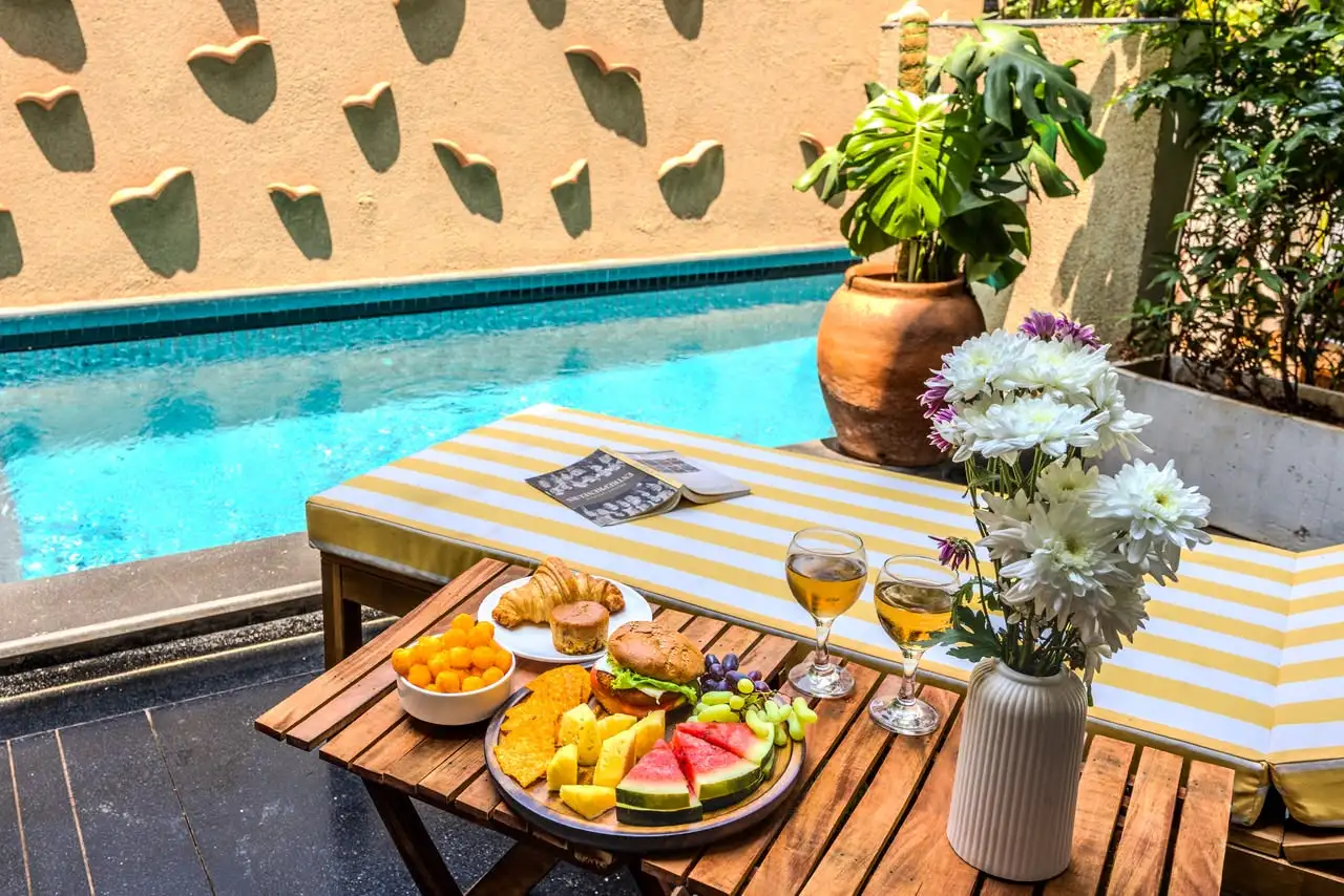 Breakfast by the pool, IDA 6