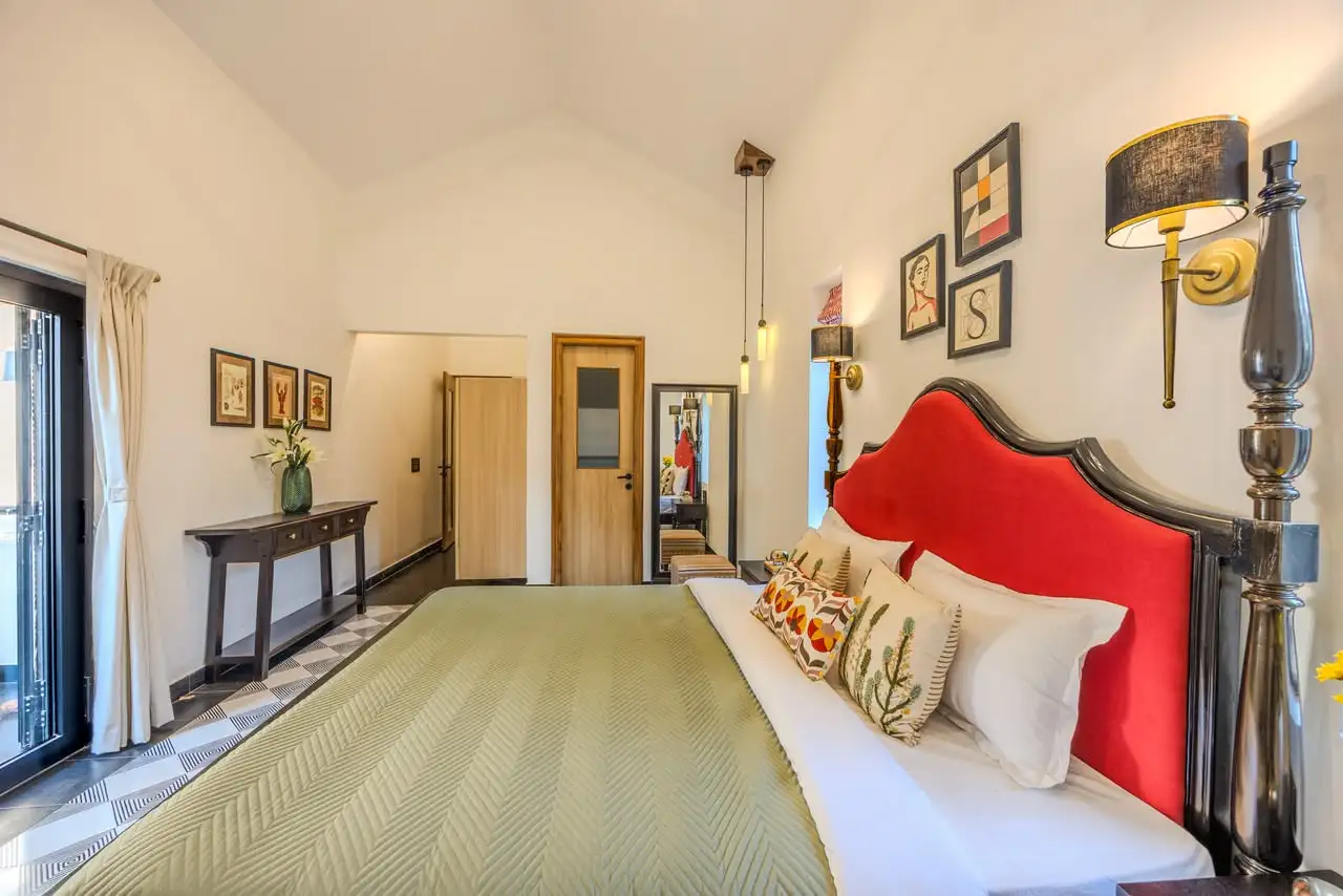 Bedroom with a red headboard, IDA 6