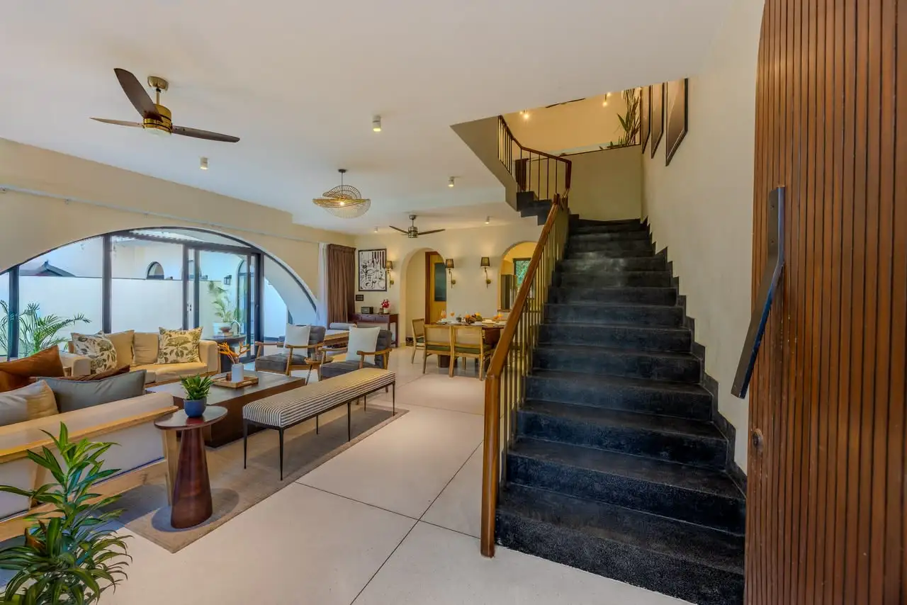 Living room and staircase, IDA 9