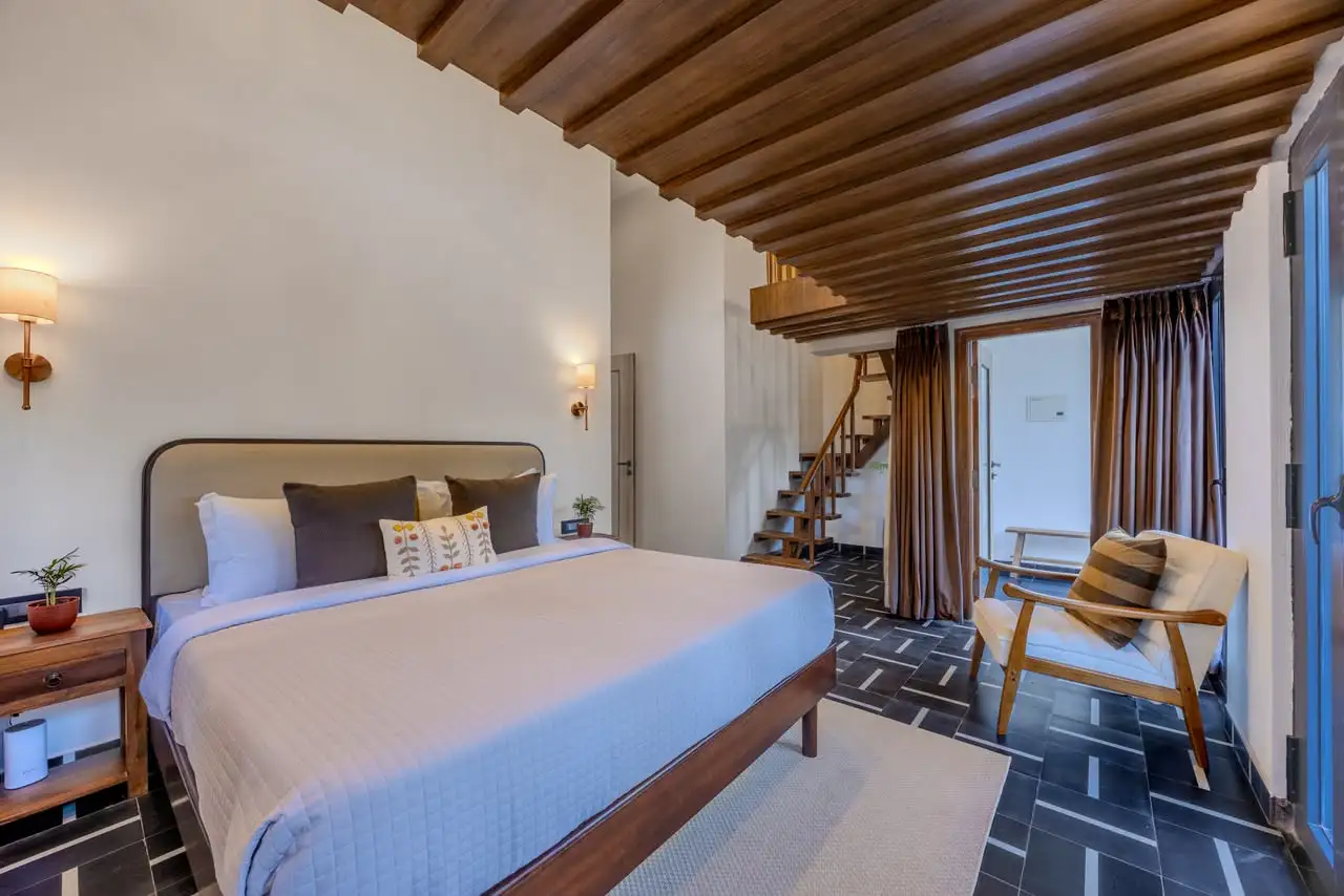 Bedroom with a timber ceiling, IDA 9