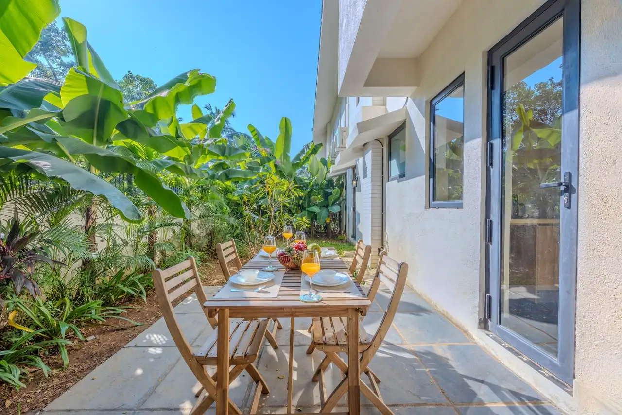 Backyard dining, IDA Villa 12