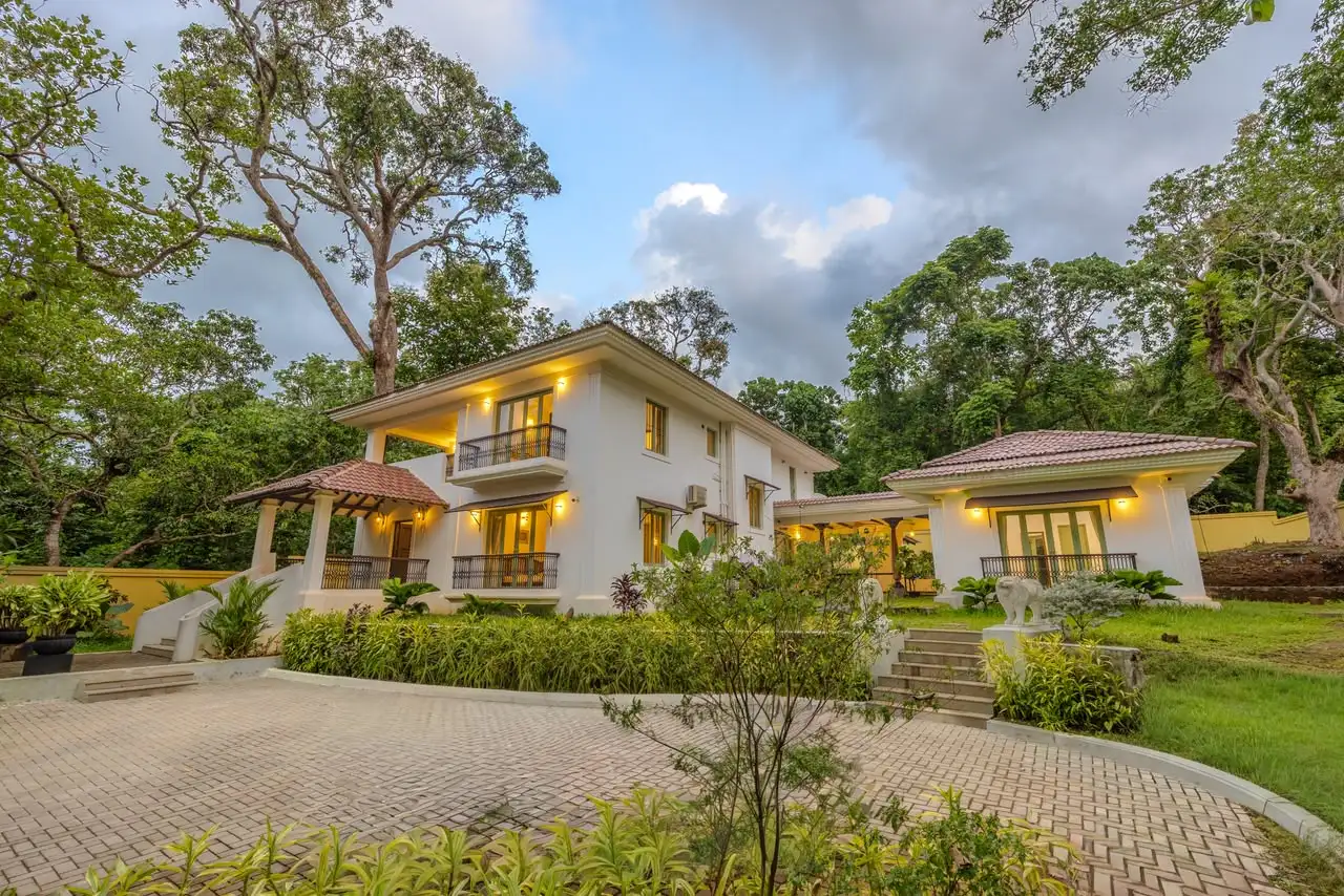 Facade and driveway, Lincoln Villa, Siolim