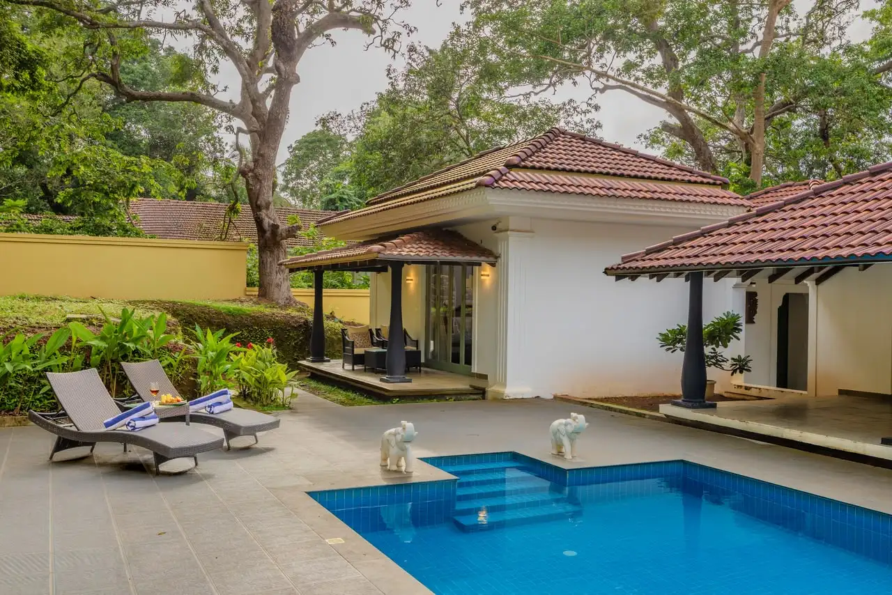 Pool and pool house, Lincoln Villa, Siolim